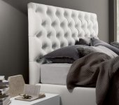 Letto Royal.
La lavorazione capitonnè in tutta la sua regale eleganza. La testiera in pelle incornicia il letto con uno spiccato senso della scenografia e dell'effetto visivo.
Disponibile nella vasta gamma di rivestimenti proposti  dal campionario e nelle versioni senza contenitore, con contenitore standard e con contenitore Pratik.