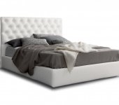 Letto Royal.
La lavorazione capitonnè in tutta la sua regale eleganza. La testiera in pelle incornicia il letto con uno spiccato senso della scenografia e dell'effetto visivo.
Disponibile nella vasta gamma di rivestimenti proposti  dal campionario e nelle versioni senza contenitore, con contenitore standard e con contenitore Pratik.